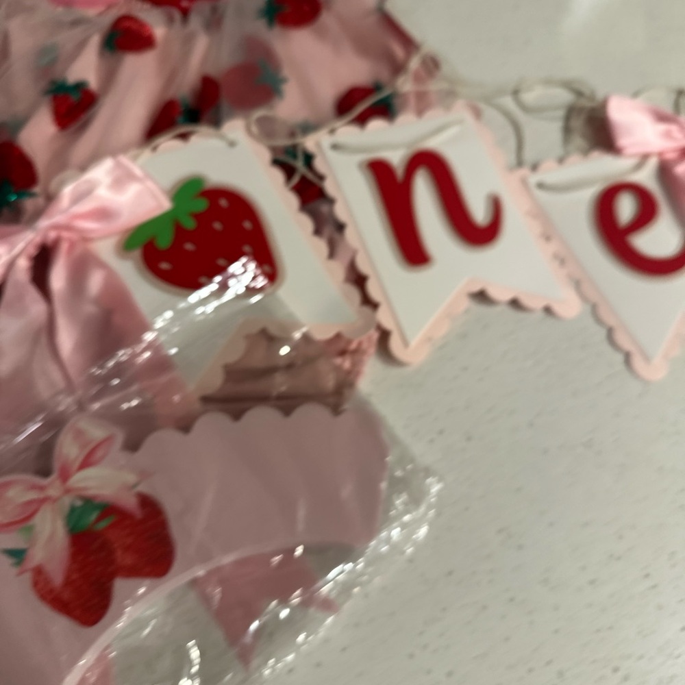 🍓🎀Berry first birthday Outfit and decor! 🎀🍓 - Picture 12 of 14